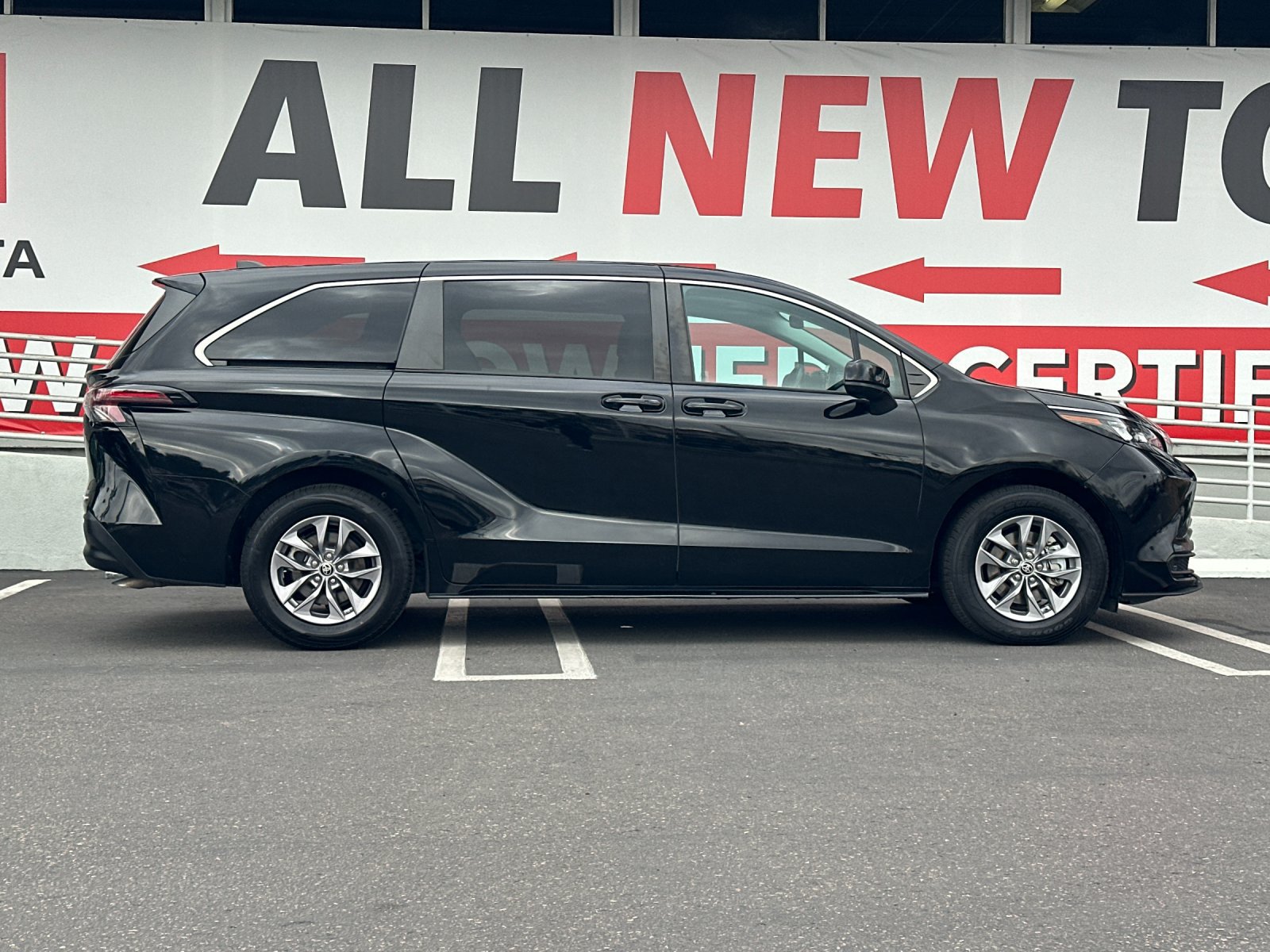 Used 2024 Toyota Sienna LE FWD image 6