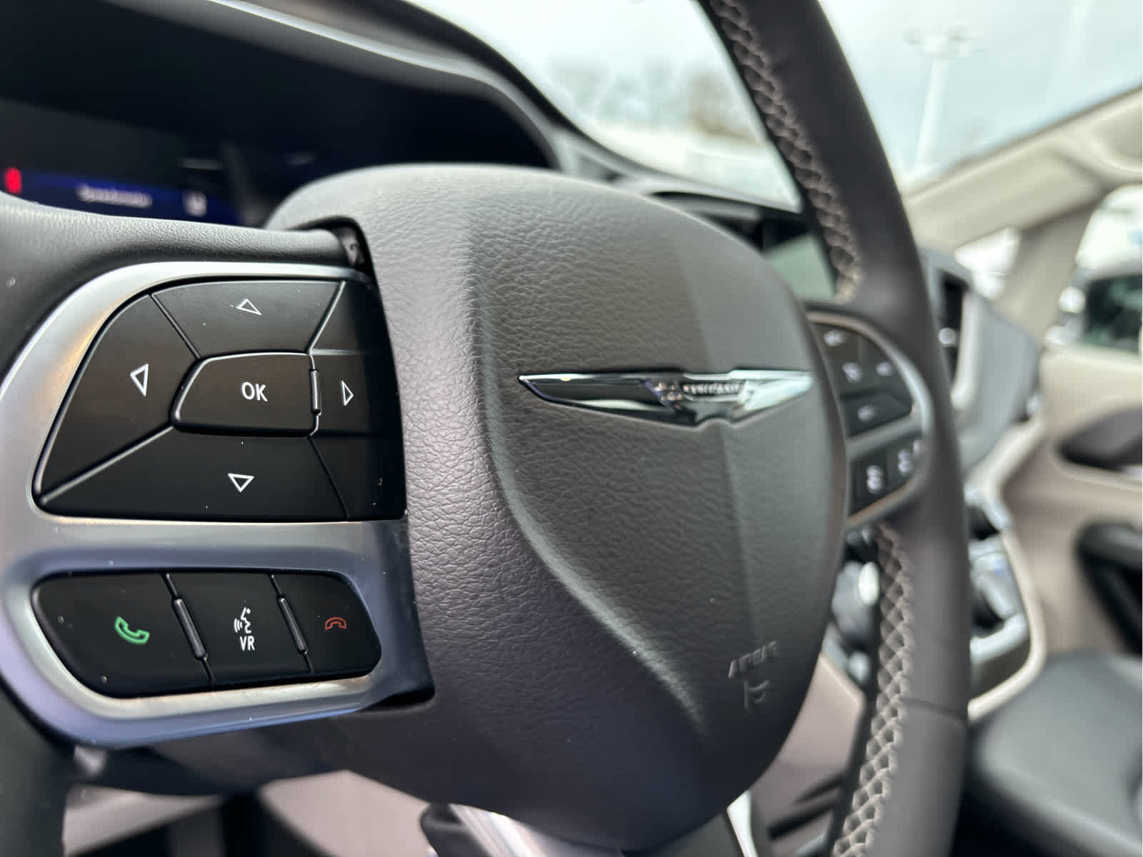 Used 2024 Chrysler Pacifica Touring-L image 11