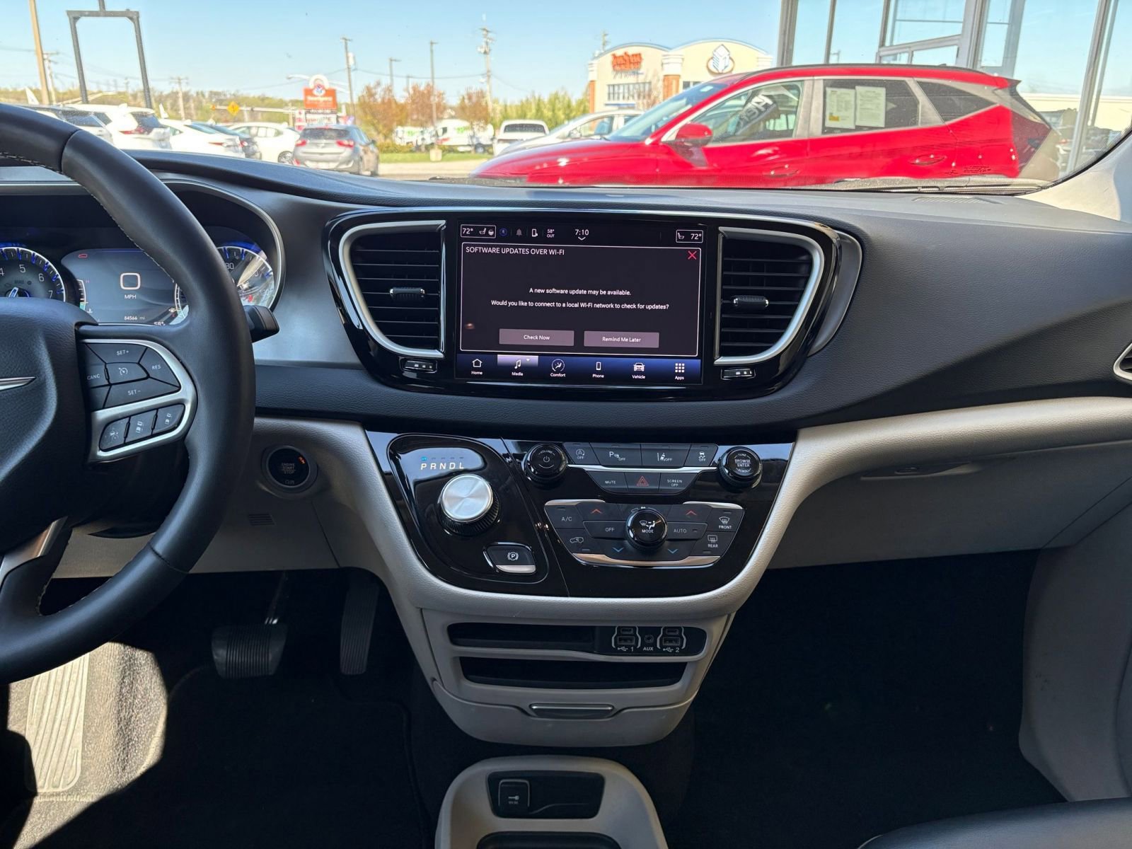 Used 2023 Chrysler Pacifica Touring-L image 17