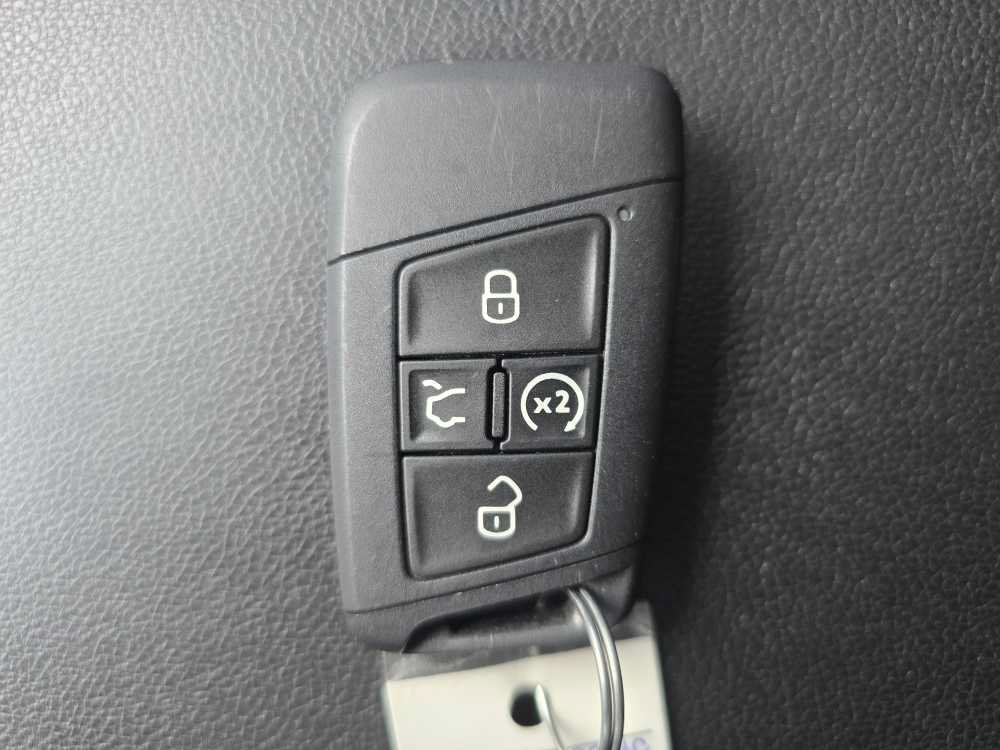 Used 2018 Volkswagen Tiguan SEL AWD/4WD image 21