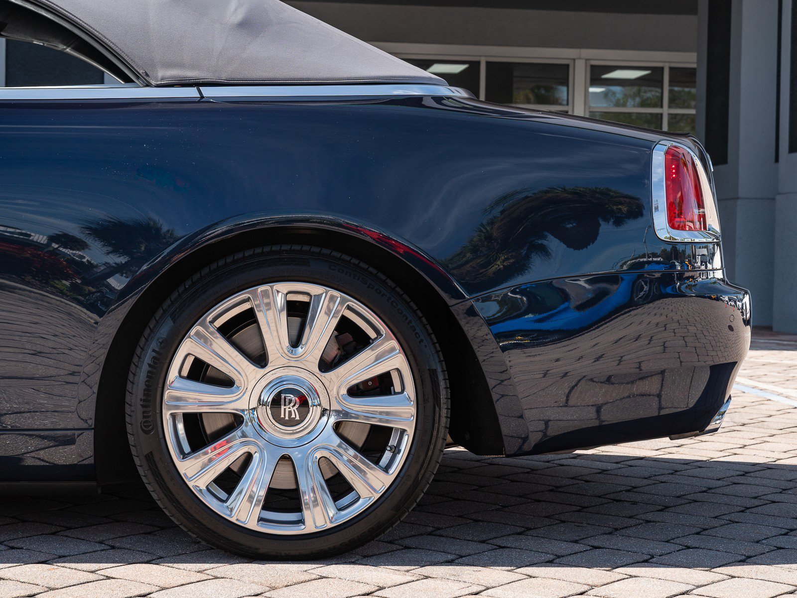 Used 2018 Rolls-Royce Dawn image 11