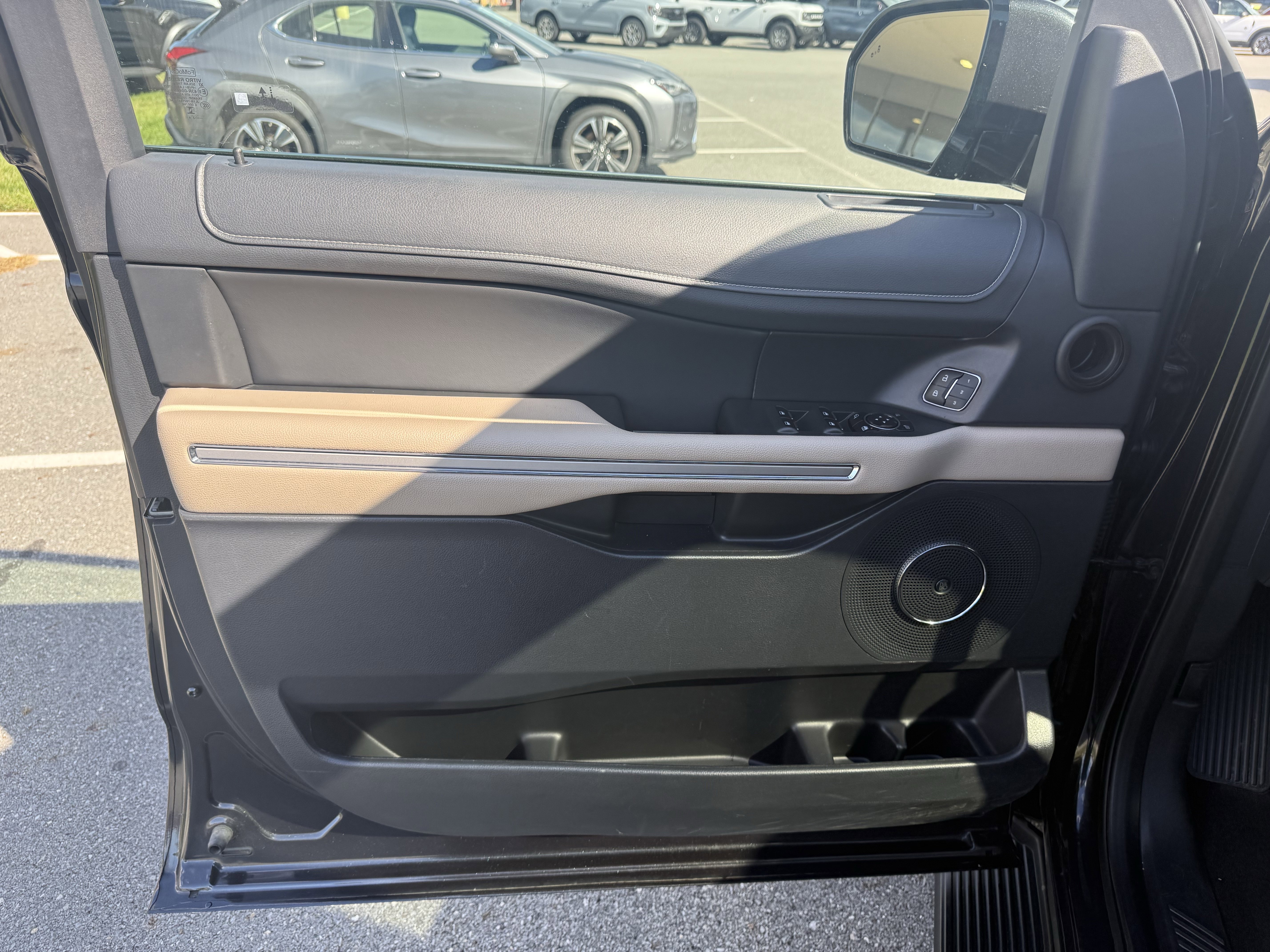 Used 2024 Ford Expedition Limited image 12