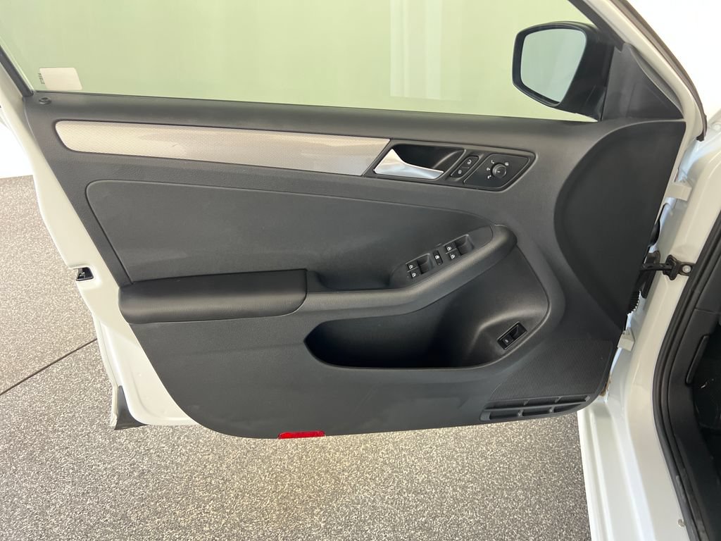 Used 2016 Volkswagen Jetta SE FWD image 12