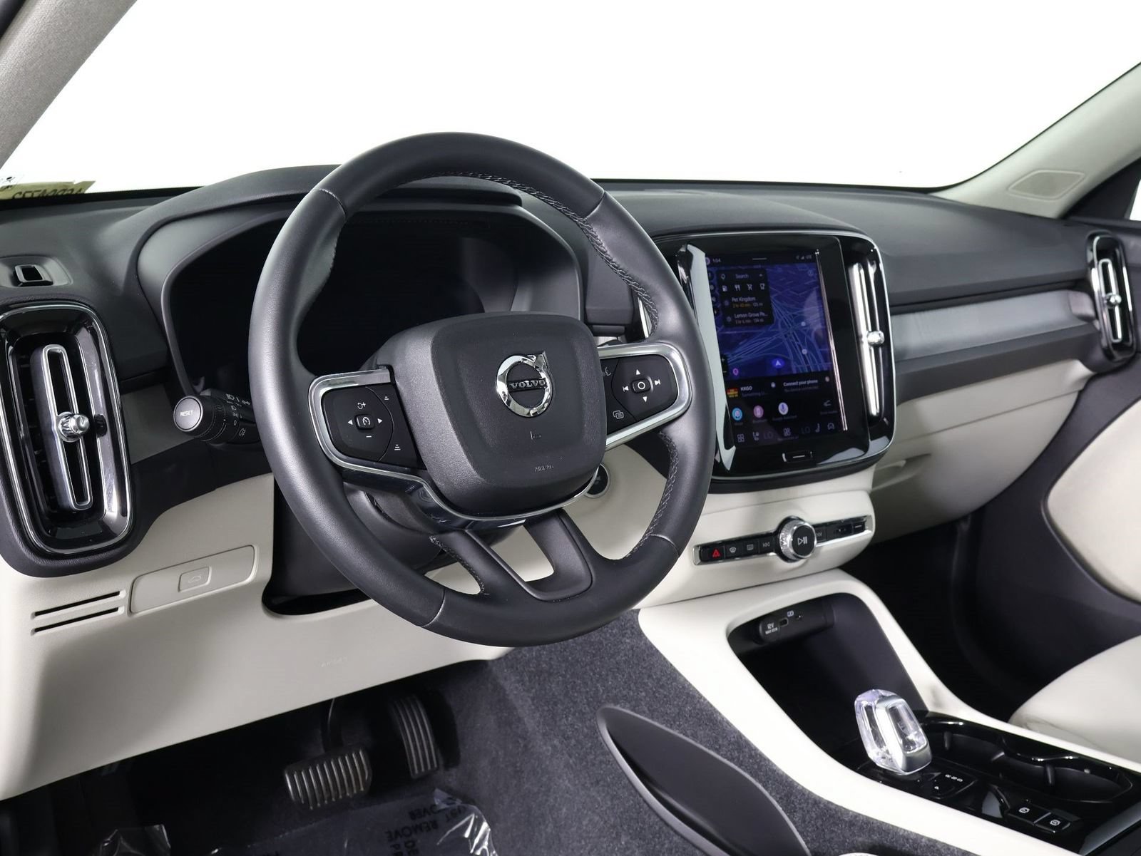 Certified 2026 Volvo XC40 B5 Plus AWD/4WD image 14