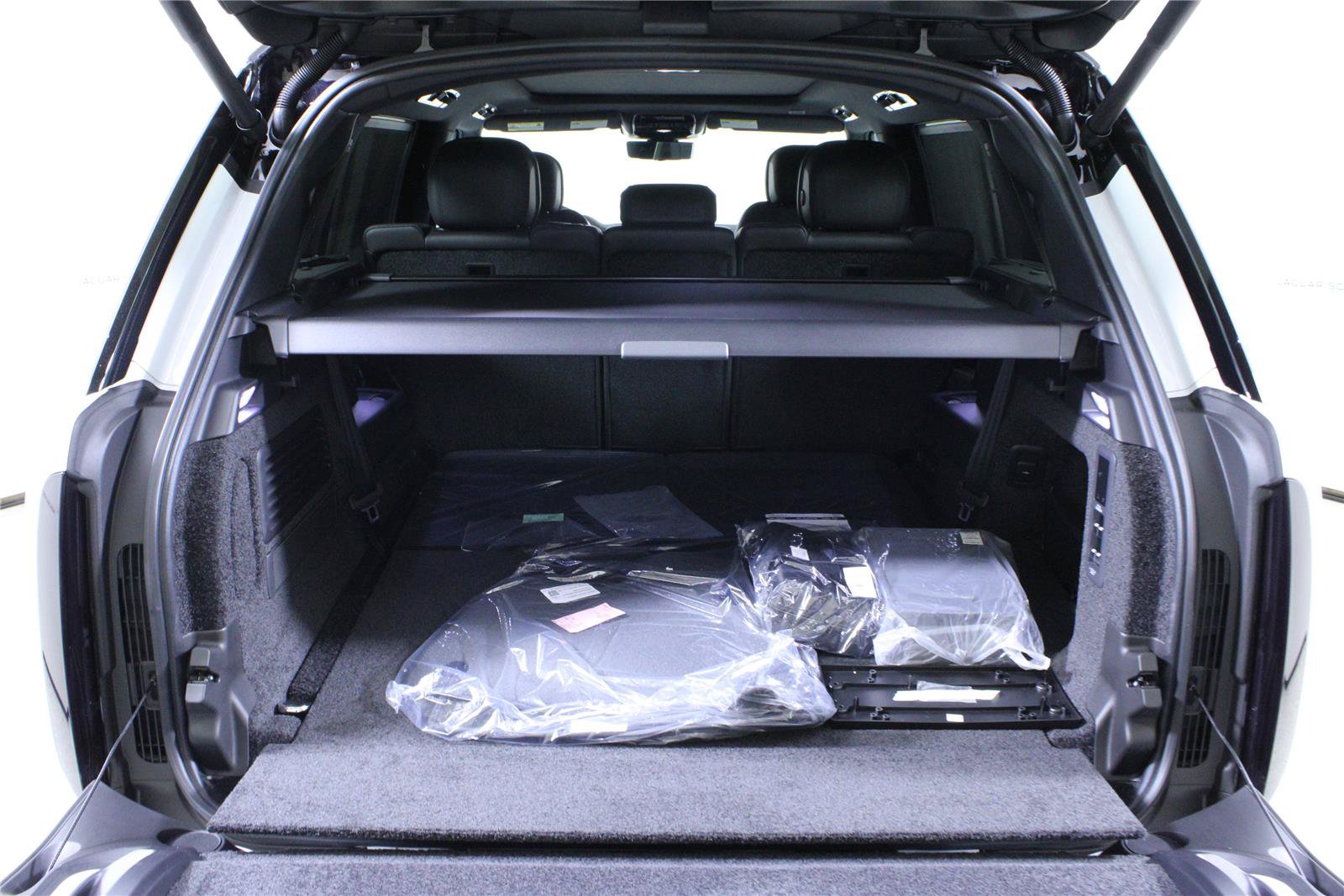 New 2026 Land Rover Range Rover Long Wheelbase SE AWD/4WD image 9