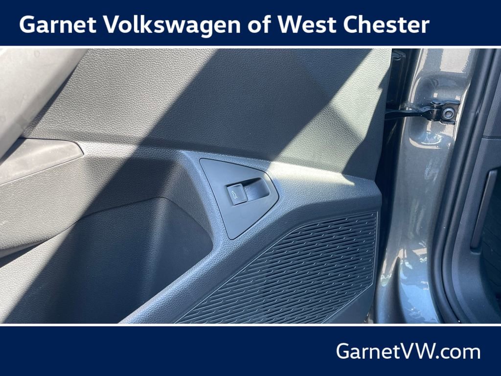 Certified 2025 Volkswagen Jetta SE w/ Black Wheel Package FWD image 33