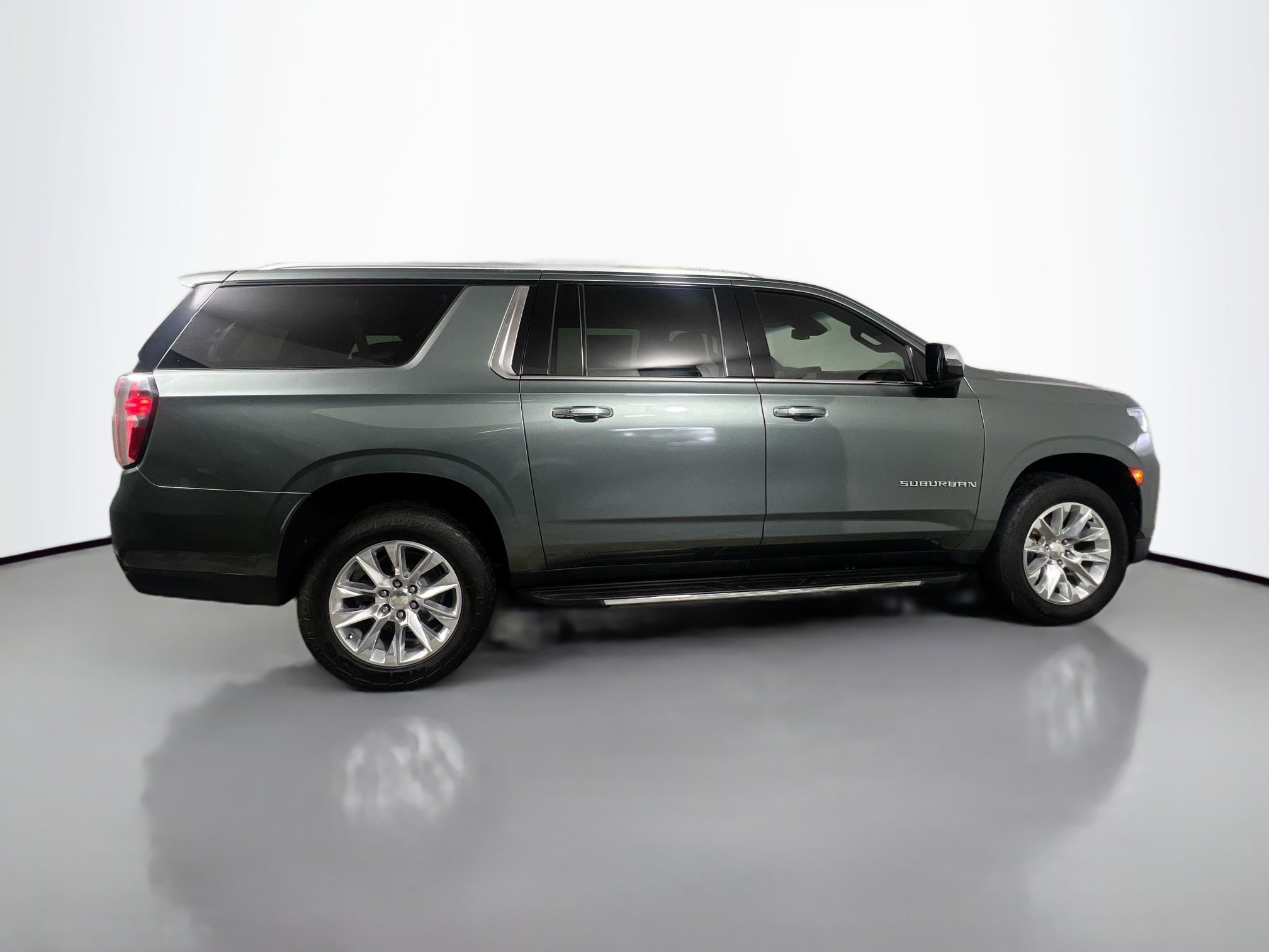 Used 2023 Chevrolet Suburban Premier AWD/4WD image 3