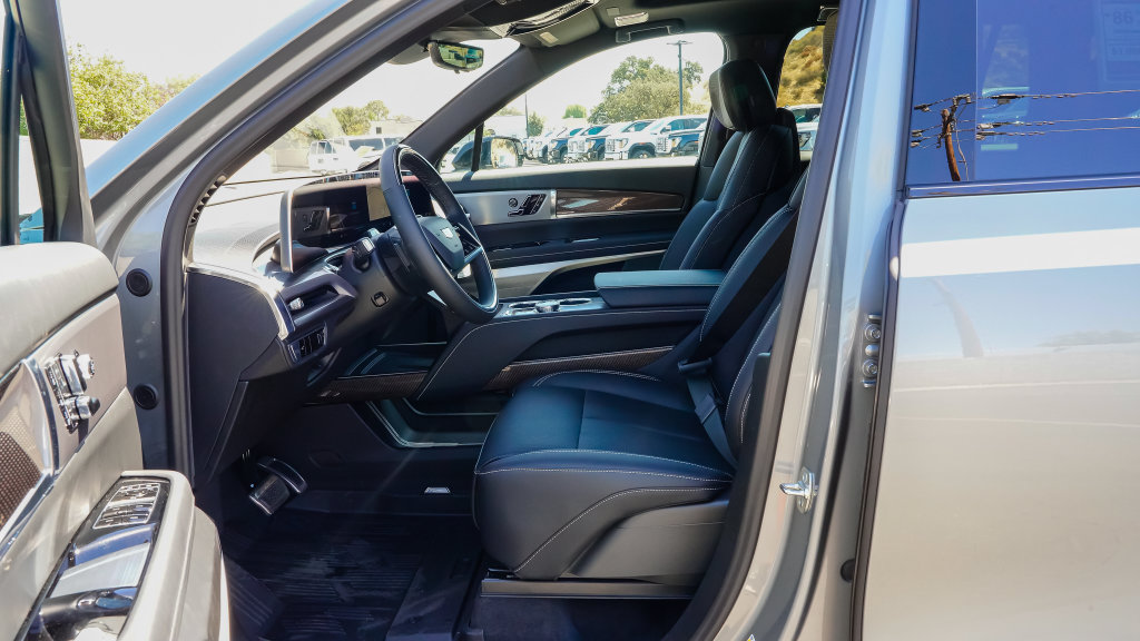 Used 2027 Cadillac Vistiq Sport w/ LPO, Floor Liner Package AWD/4WD image 12