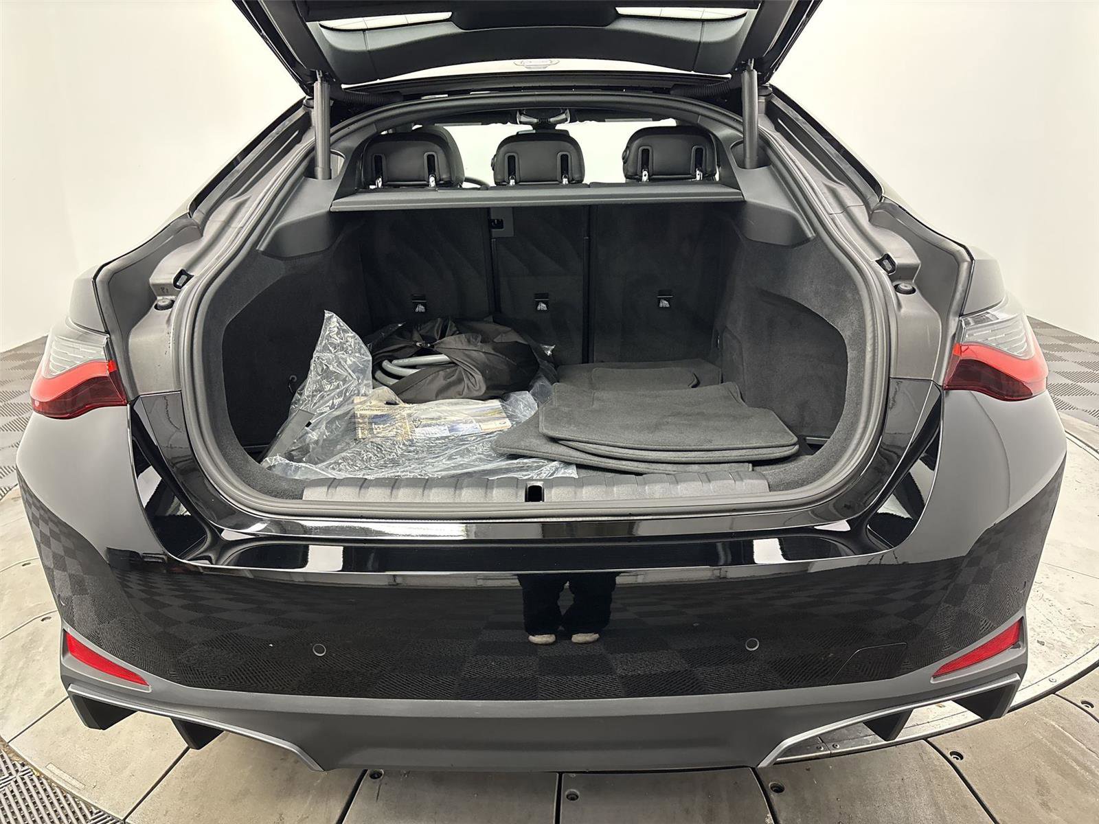 Used 2025 BMW i4 xDrive40i w/ Parking Assistance Package image 21