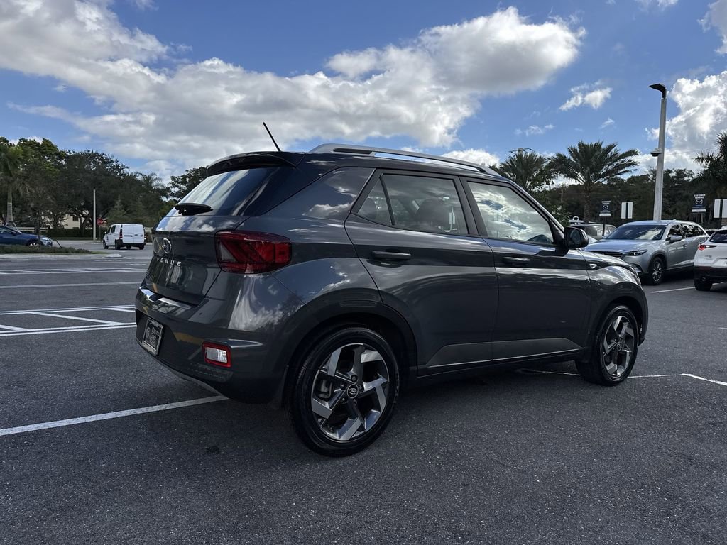 Used 2024 Hyundai Venue Limited image 25