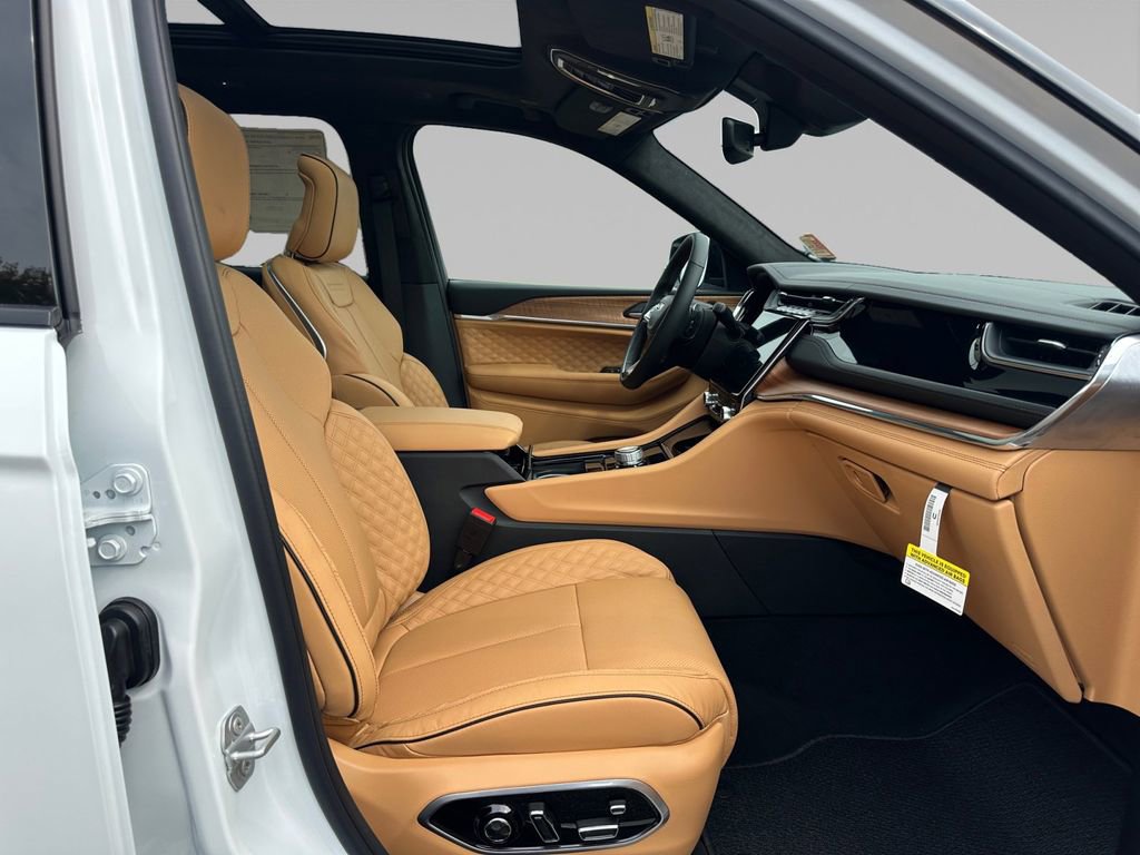 New 2025 Jeep Grand Cherokee Summit image 18