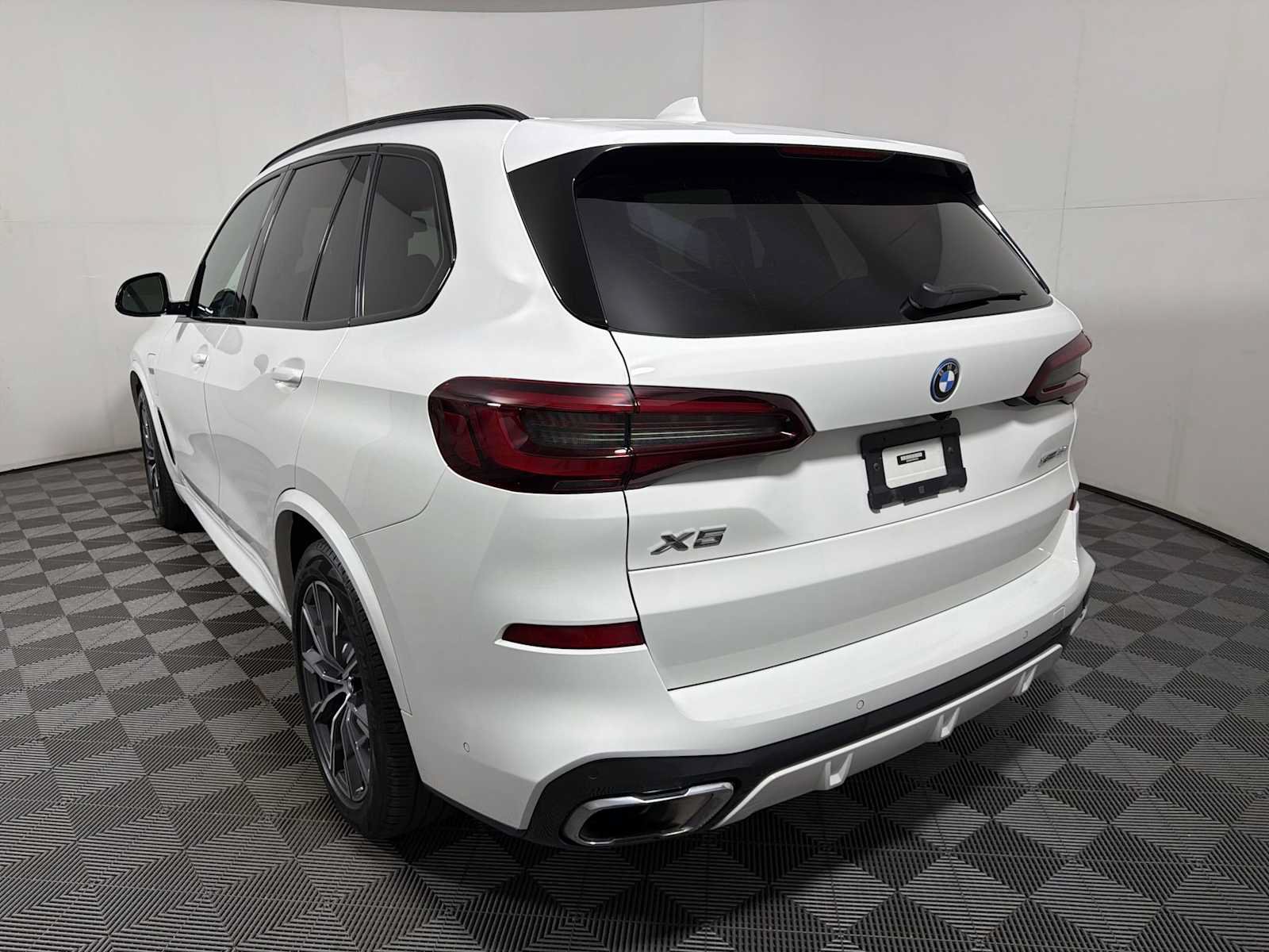 Used 2023 BMW X5 xDrive45e w/ M Sport Package AWD/4WD image 5