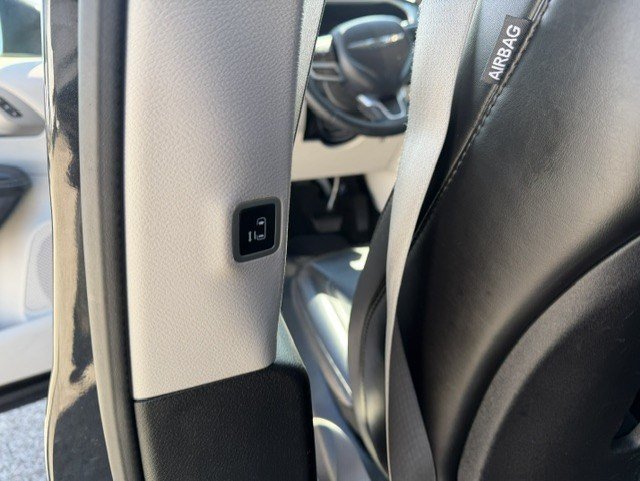 Used 2023 Chrysler Pacifica Touring-L FWD image 25