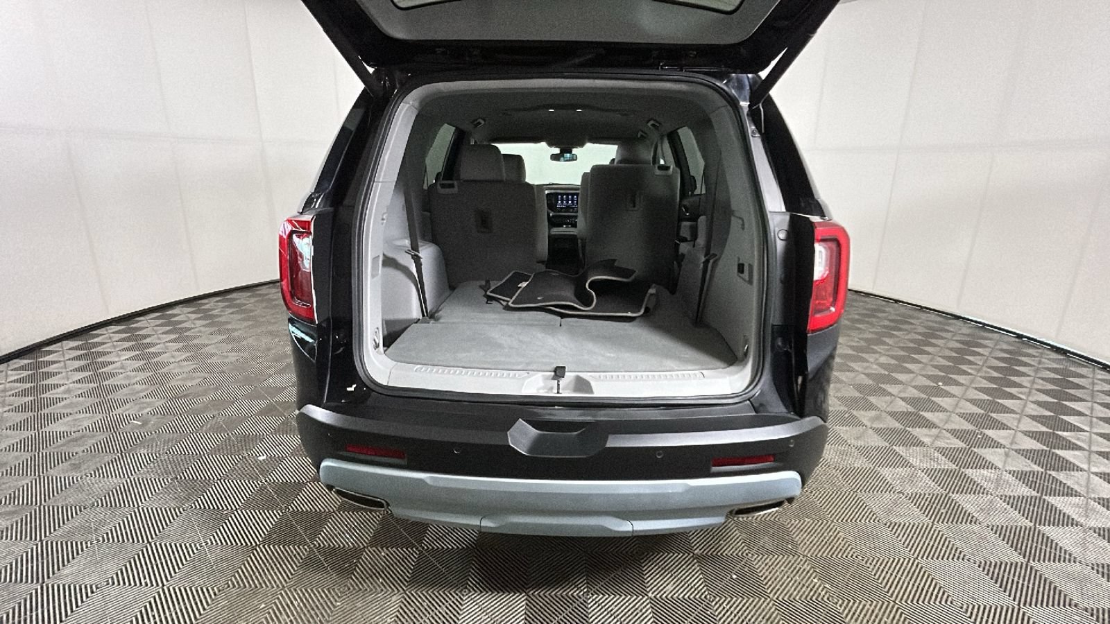 Used 2022 GMC Acadia SLE w/ LPO, Cargo Package AWD/4WD image 32