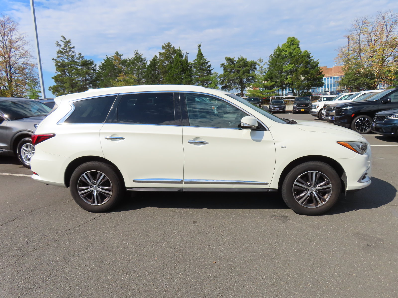 Used 2016 INFINITI QX60 Luxe w/ Premium Package AWD/4WD image 7