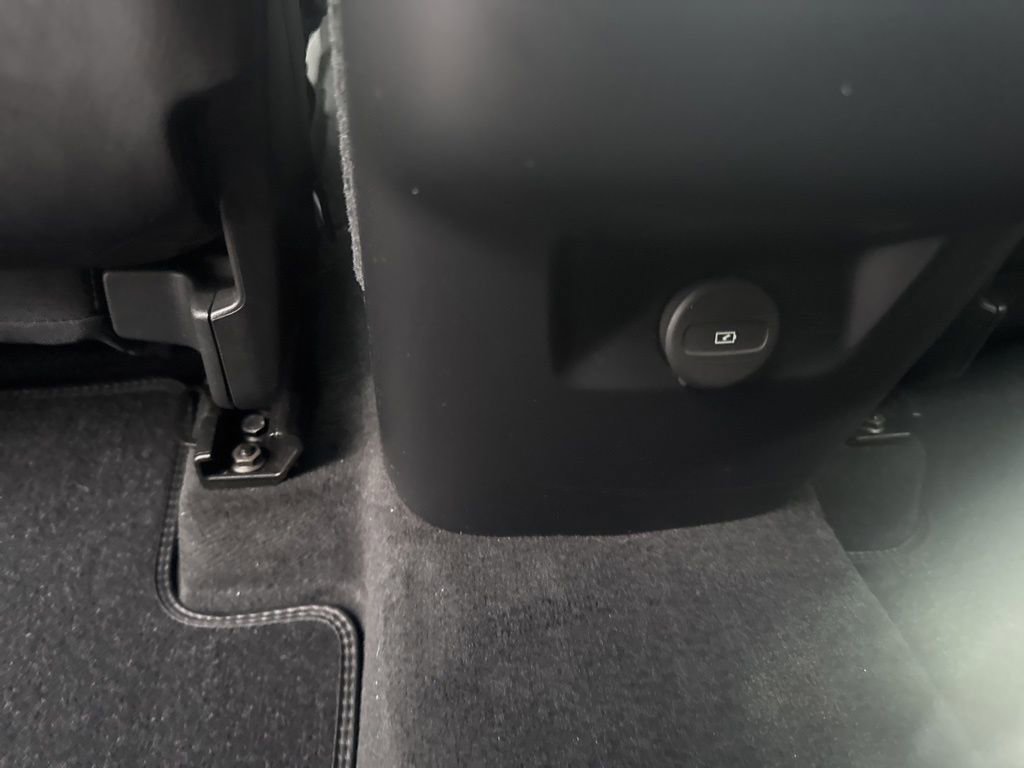 Used 2025 Volvo XC90 B5 Plus w/ Protection Package Premier image 36