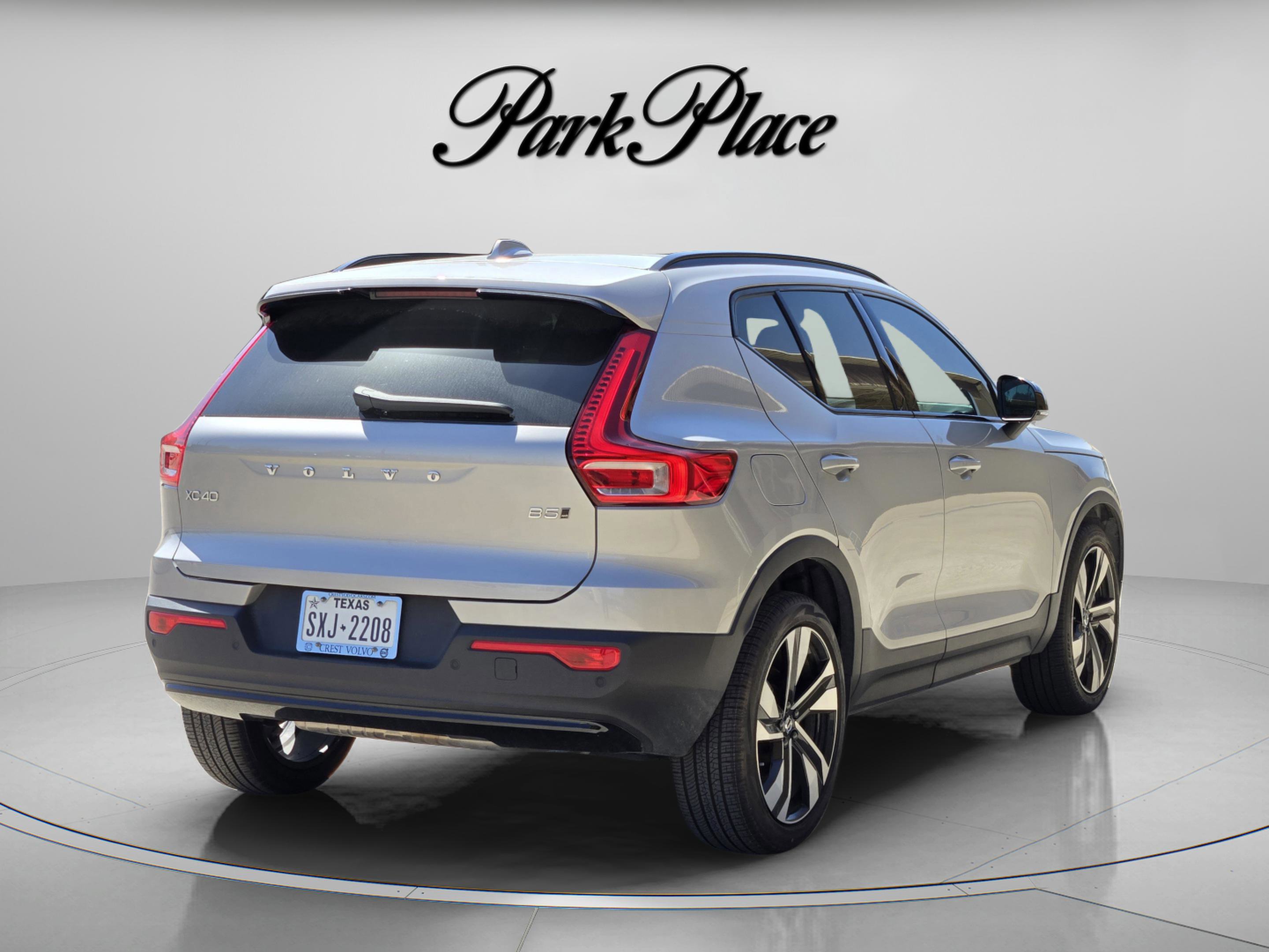 Used 2023 Volvo XC40 B5 Plus image 6