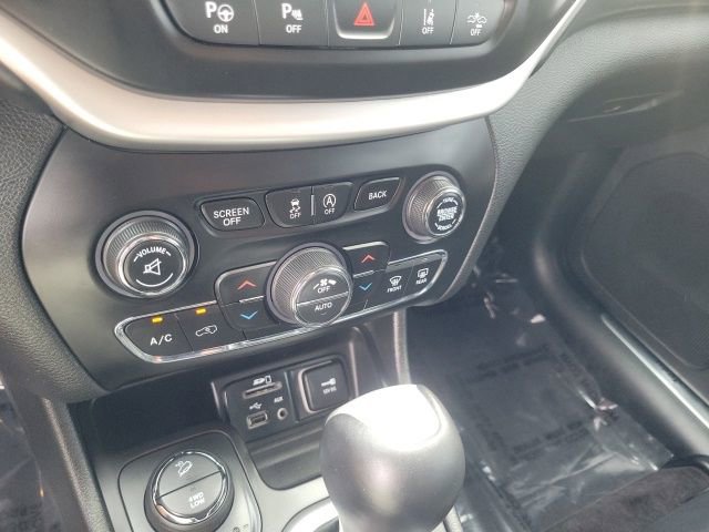Used 2017 Jeep Cherokee Overland w/ Technology Group AWD/4WD image 19