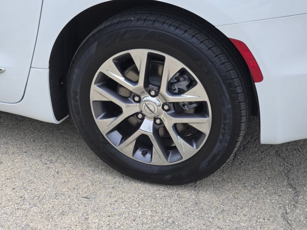 Certified 2024 Chrysler Pacifica Pinnacle FWD image 14