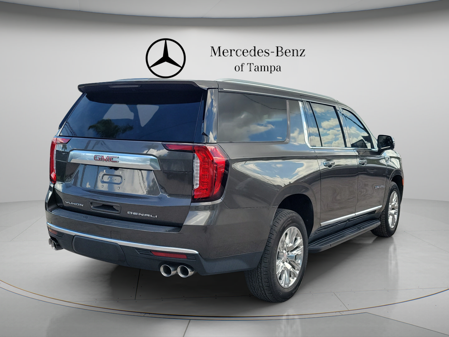Used 2021 GMC Yukon XL Denali w/ LPO, Illumination Package RWD image 3