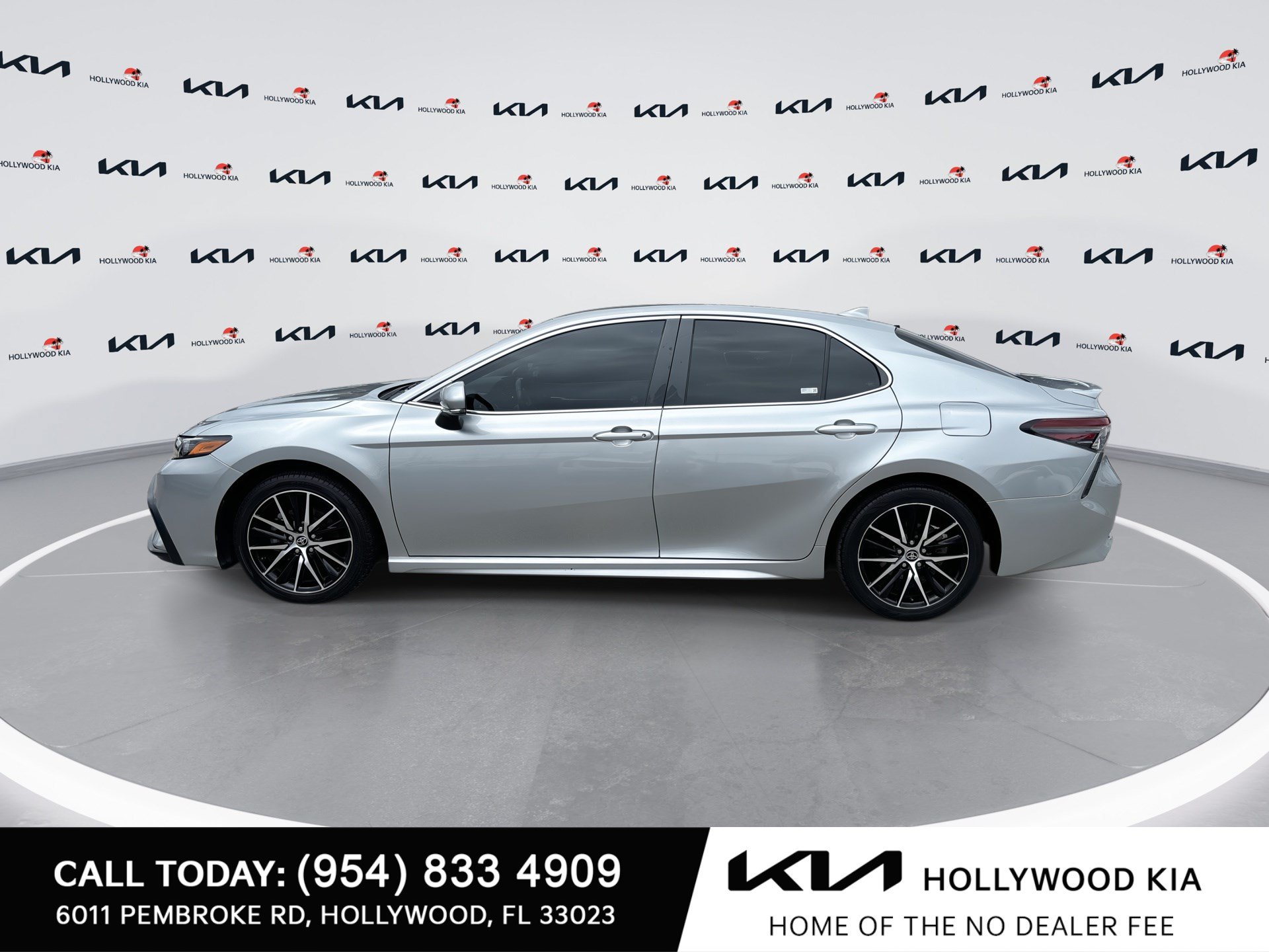 Used 2023 Toyota Camry SE FWD image 5