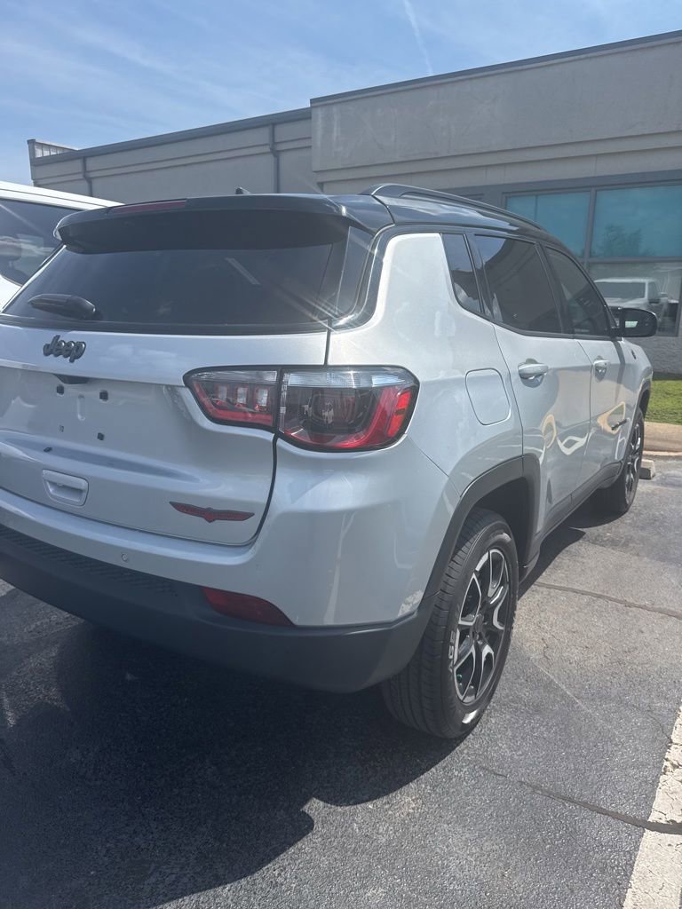 Used 2025 Jeep Compass Trailhawk AWD/4WD image 4