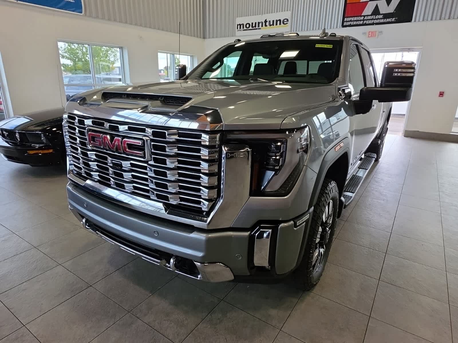 Used 2024 GMC Sierra 2500 Denali w/ Denali Reserve Package AWD/4WD image 2