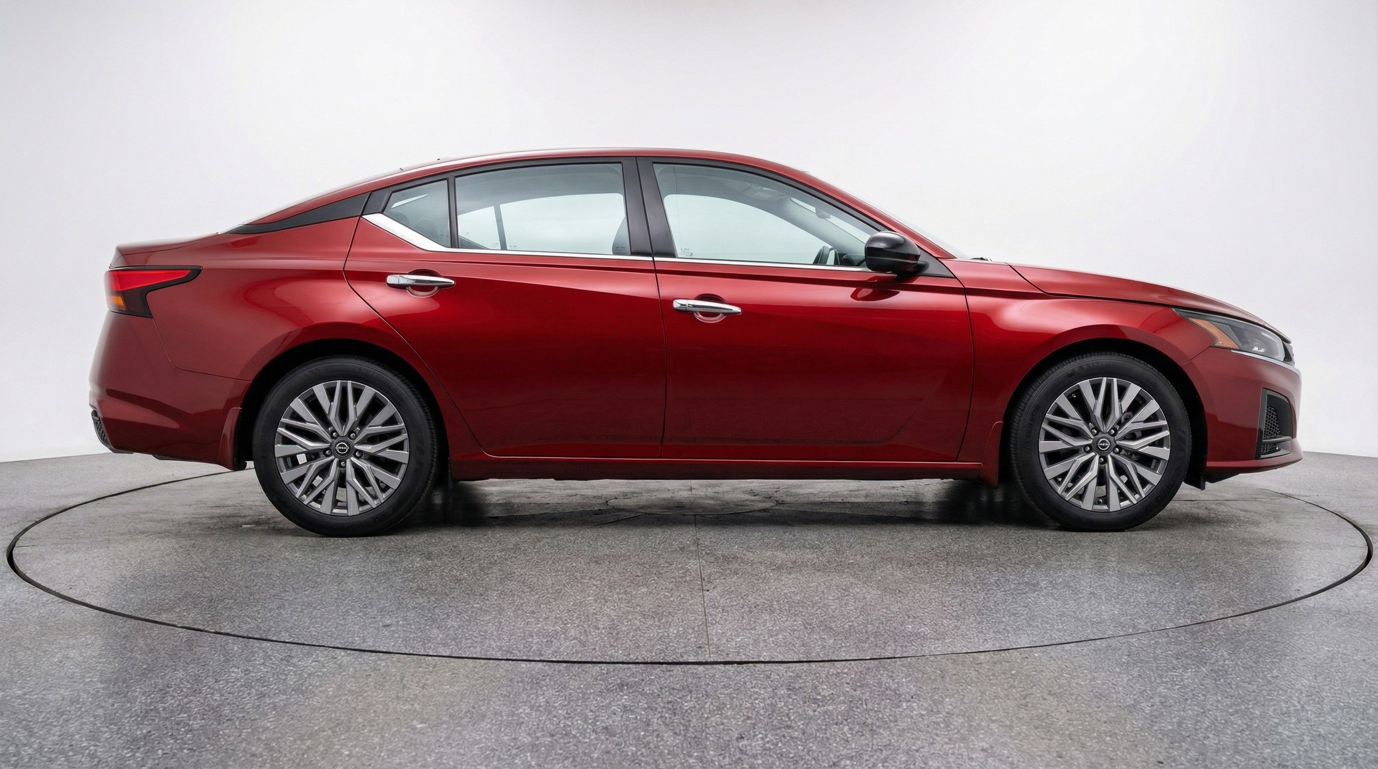 Used 2025 Nissan Altima 2.5 SV FWD image 11
