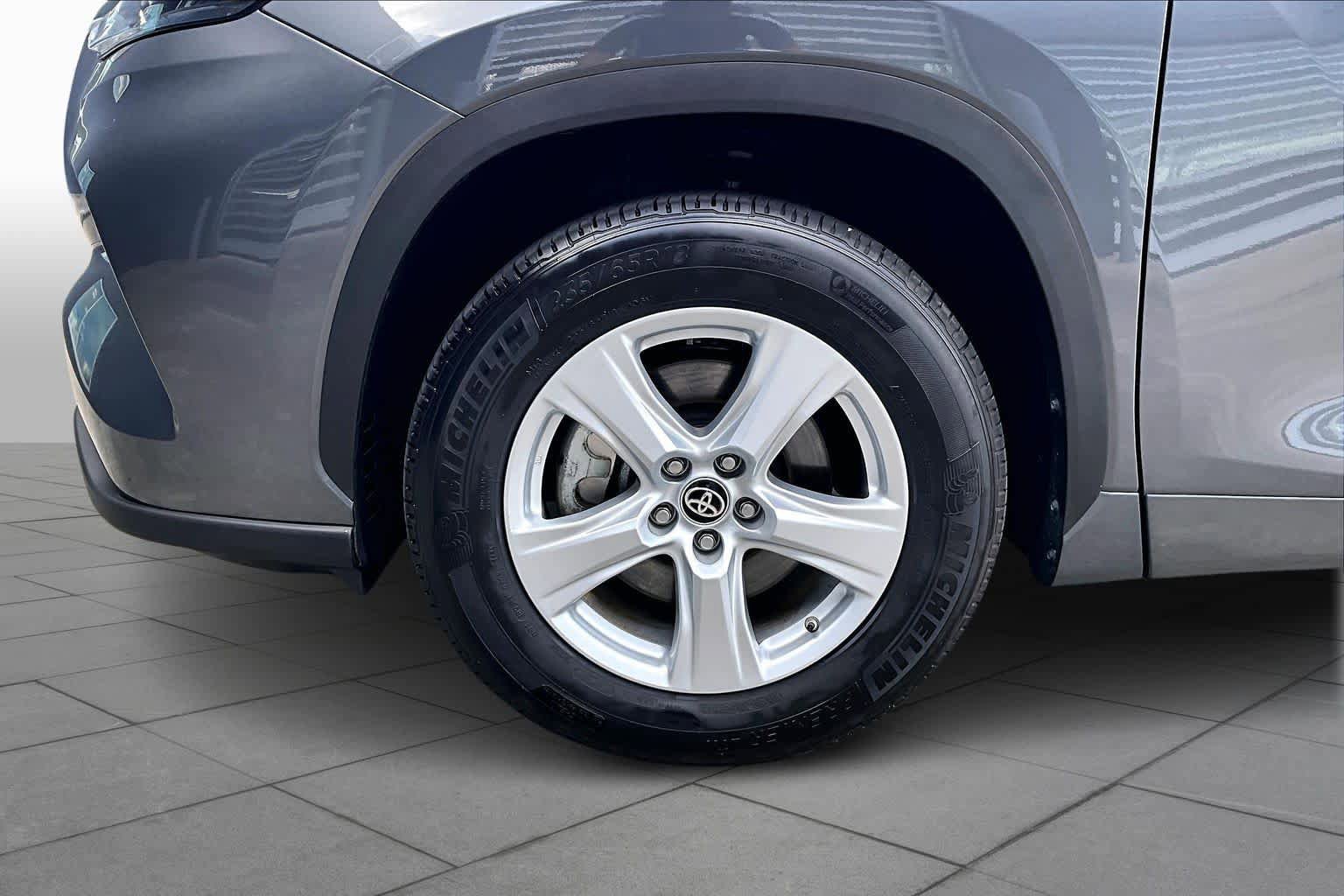 Used 2025 Toyota Highlander LE FWD image 11