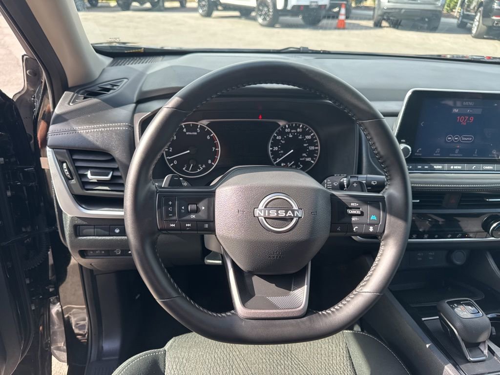Used 2025 Nissan Rogue SV AWD/4WD image 13