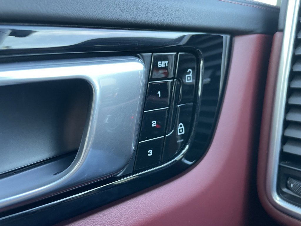 Used 2021 Porsche Cayenne Base image 31