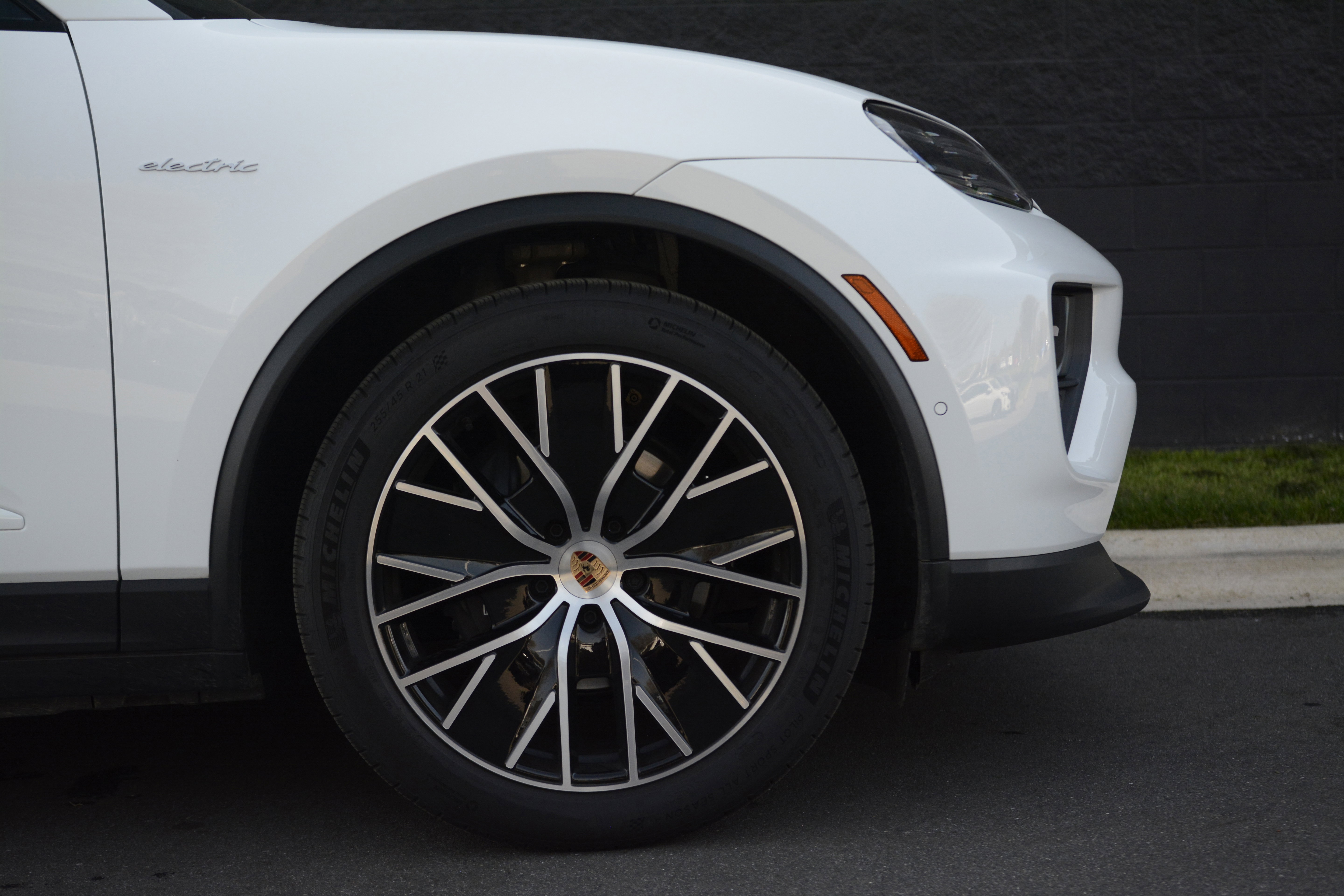 Certified 2025 Porsche Macan Electric image 11