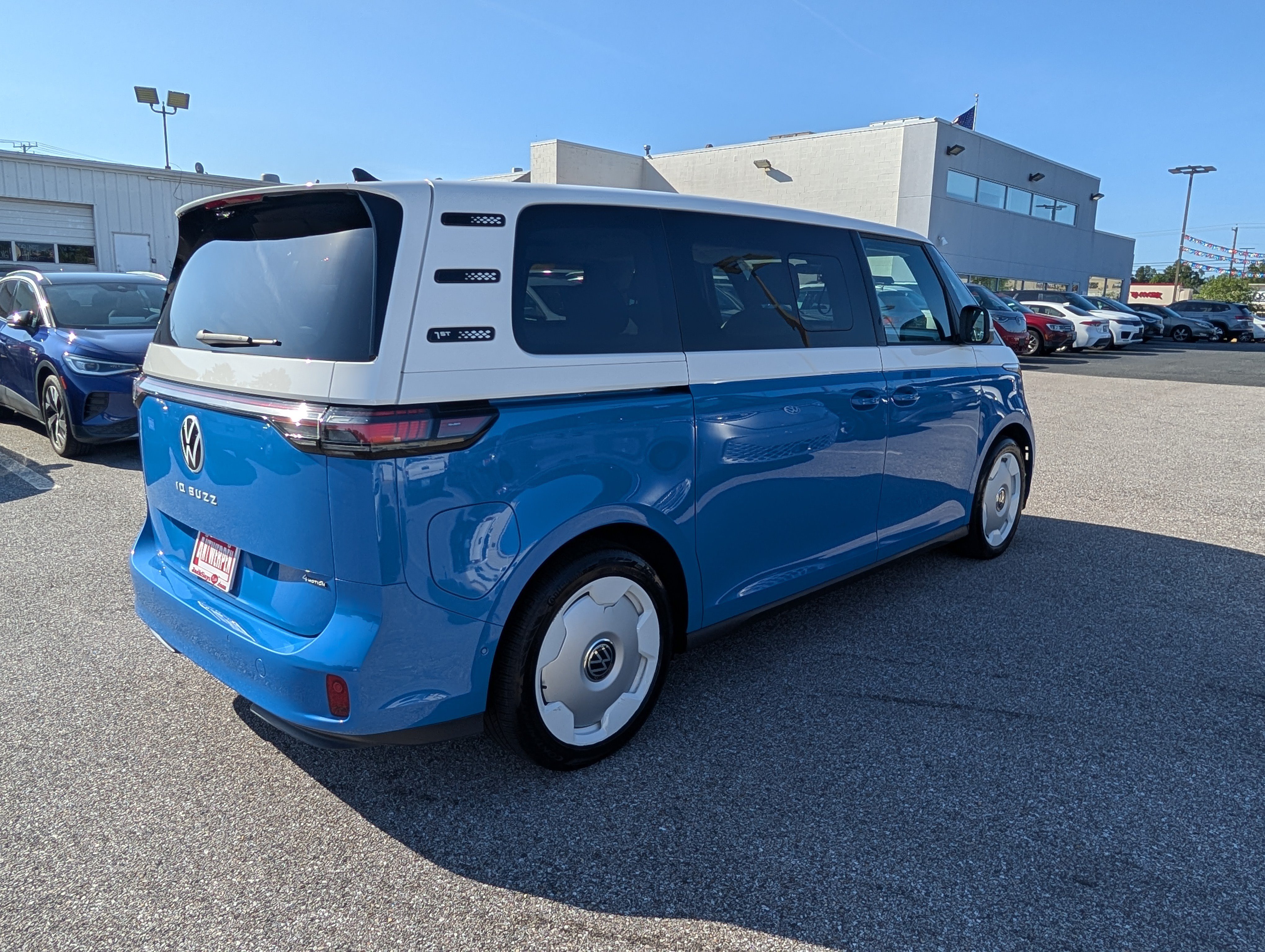Used 2025 Volkswagen ID. Buzz 1st Edition AWD/4WD image 3