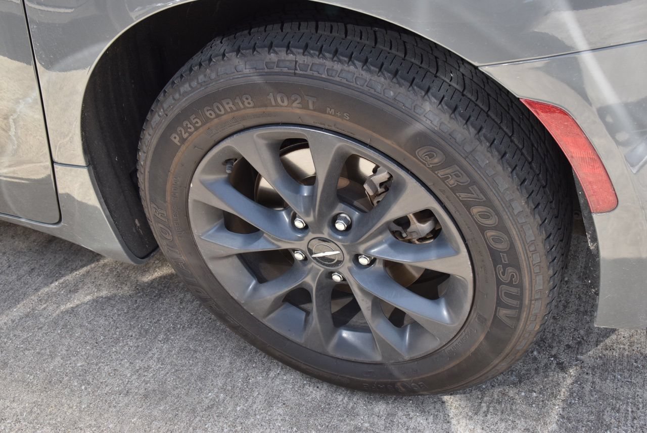Used 2021 Chrysler Pacifica Touring-L w/ Uconnect Theater Family Group FWD image 12
