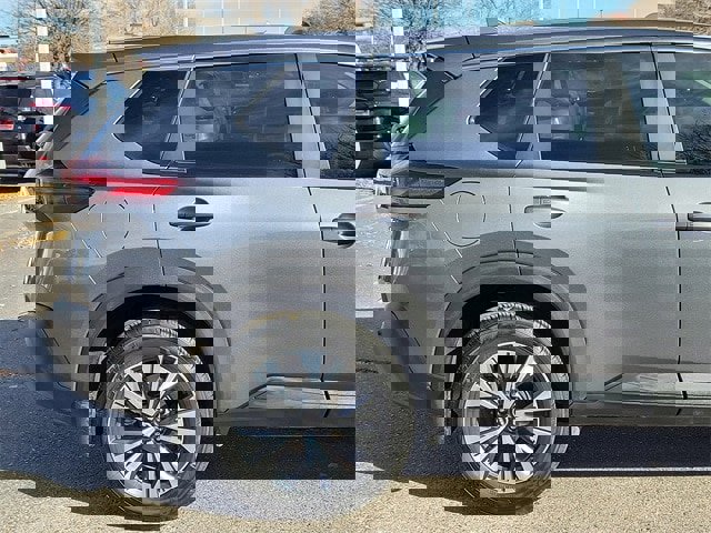 Used 2022 Nissan Rogue SV image 4