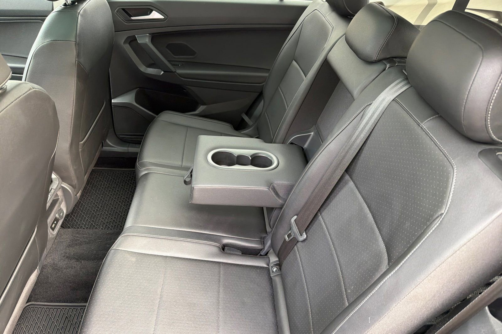 Used 2019 Volkswagen Tiguan SE w/ Panoramic Sunroof Package image 16