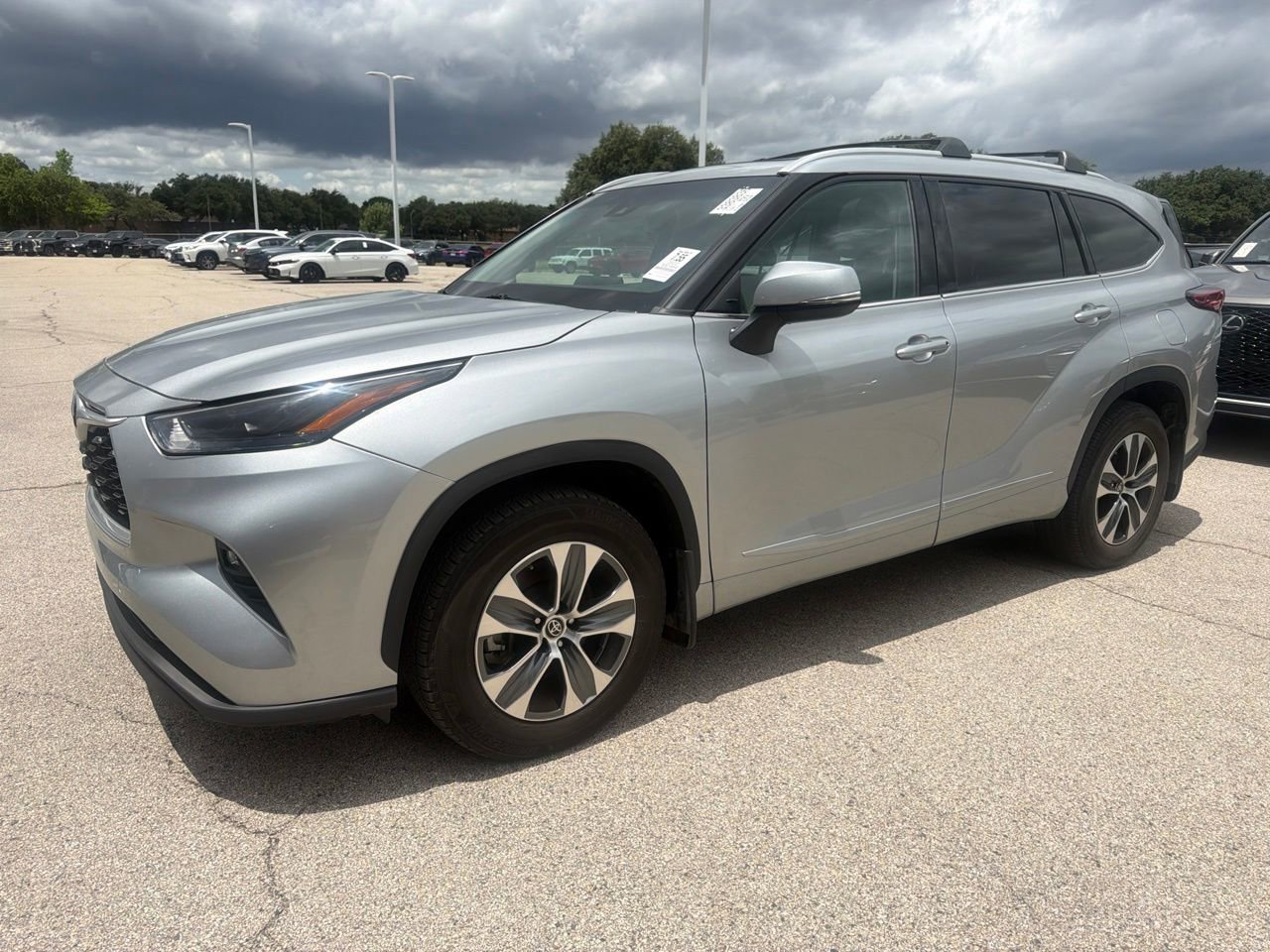 Used 2022 Toyota Highlander XLE AWD/4WD image 1