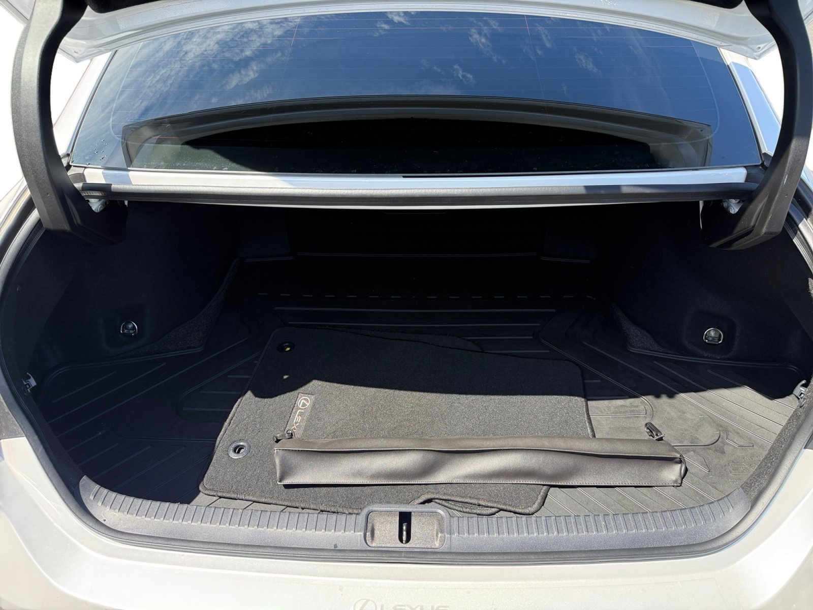 Used 2025 Lexus ES 300h w/ Premium Package FWD image 17