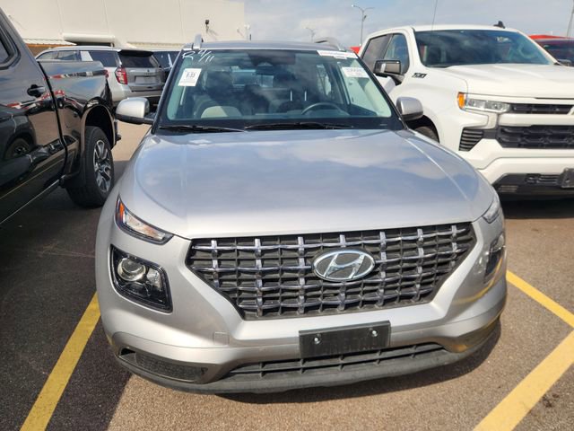 Used 2025 Hyundai Venue SEL image 2