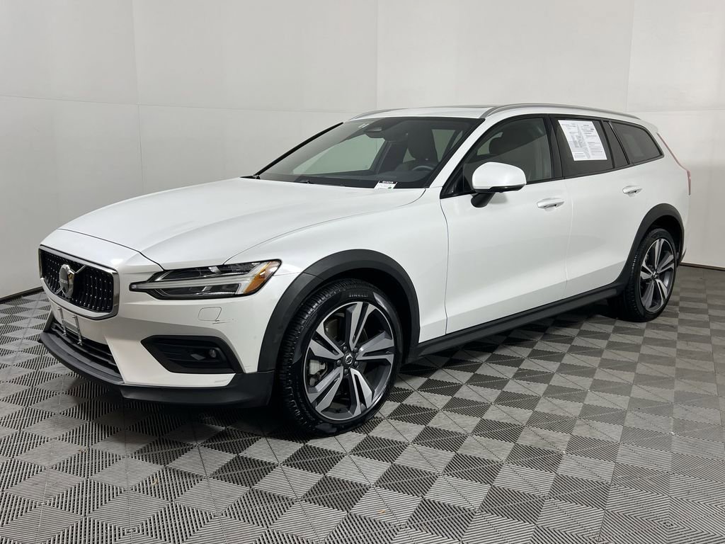 Certified 2025 Volvo V60 B5 Cross Country Plus image 6