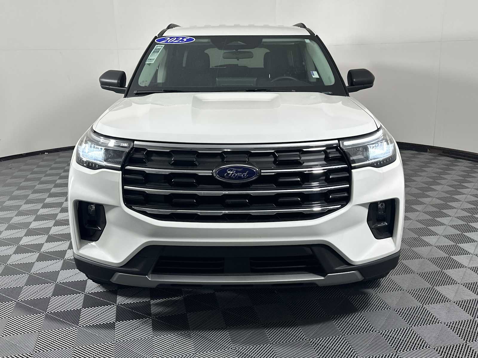 Used 2025 Ford Explorer Active w/ Active Comfort Package AWD/4WD image 2