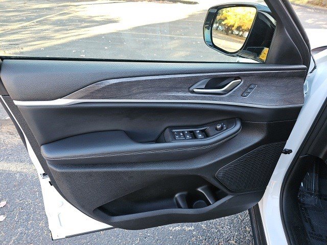 Used 2024 Jeep Grand Cherokee Limited image 21