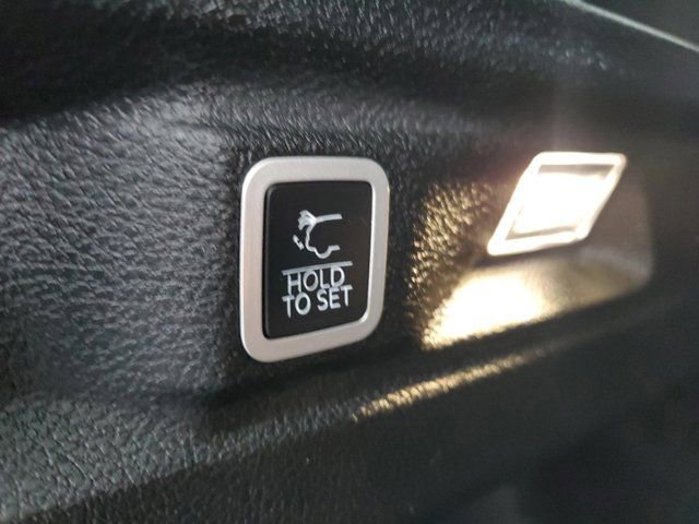 Used 2023 Jeep Grand Cherokee L Laredo RWD image 9