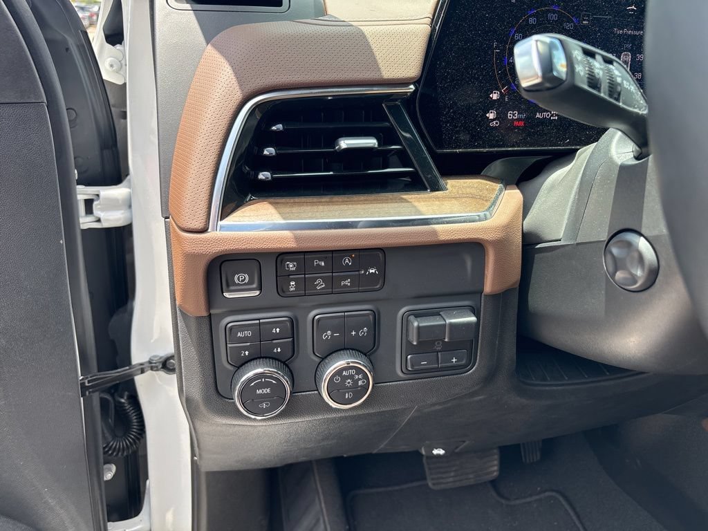 Used 2025 Chevrolet Tahoe High Country AWD/4WD image 14