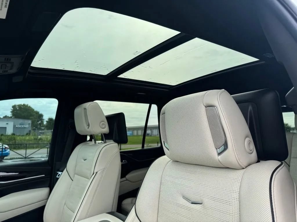 Used 2021 Cadillac Escalade Sport w/ LPO, Illumination Package AWD/4WD image 11