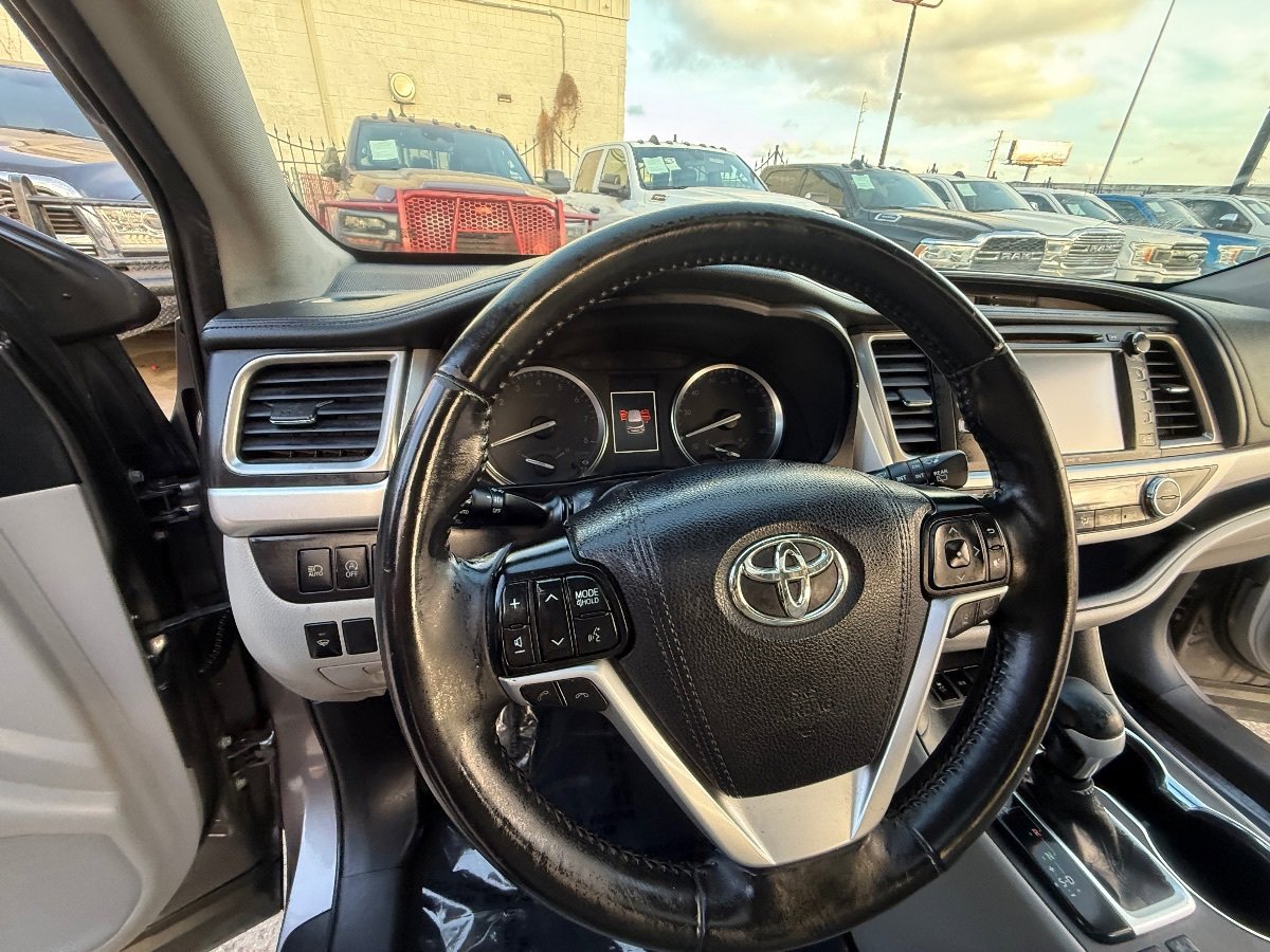 Used 2019 Toyota Highlander XLE FWD image 24