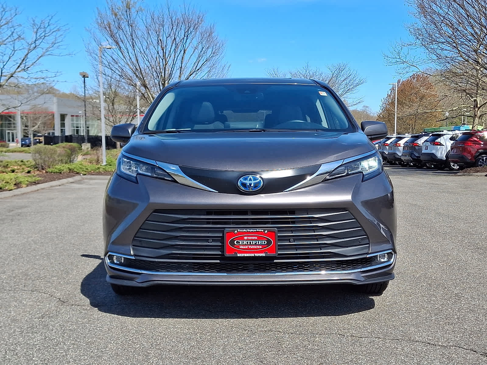 Used 2023 Toyota Sienna XLE AWD/4WD image 2
