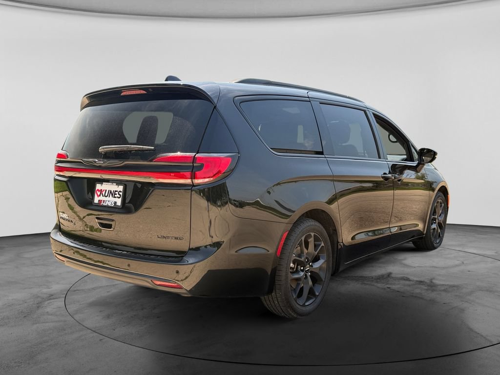 Used 2025 Chrysler Pacifica Limited FWD image 9