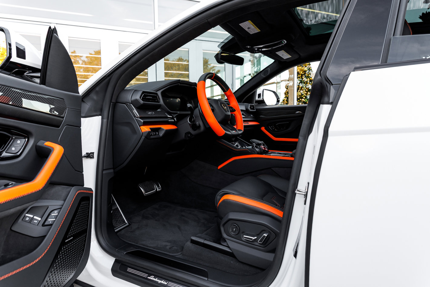 Used 2025 Lamborghini Urus SE image 34