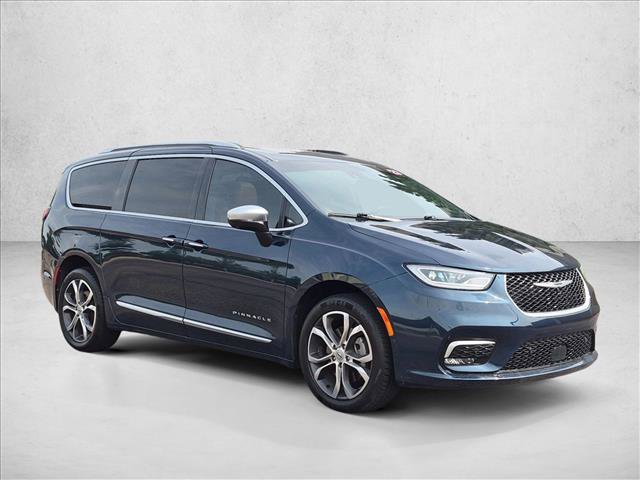 Used 2023 Chrysler Pacifica Pinnacle AWD/4WD image 3